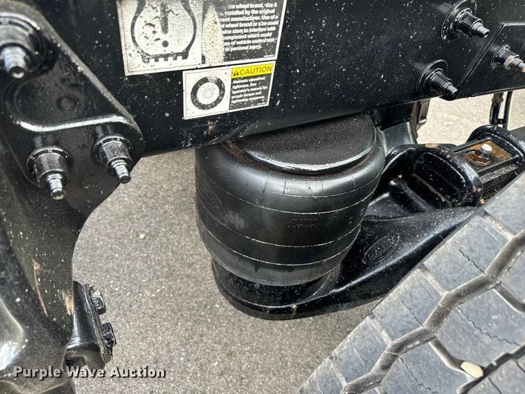 image for item NQ9676 2021 Peterbilt  389 semi truck