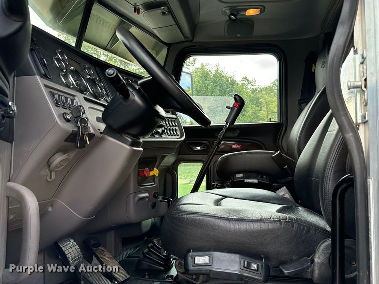 image for item NQ9676 2021 Peterbilt  389 semi truck