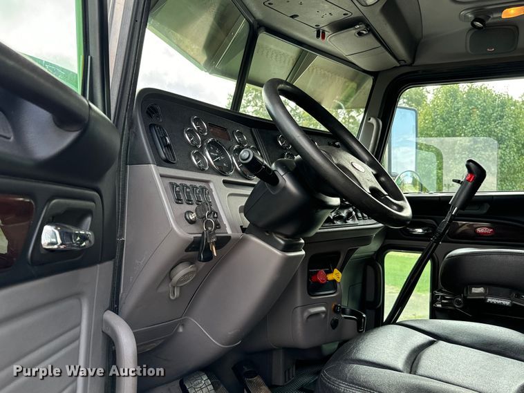 image for item NQ9676 2021 Peterbilt  389 semi truck