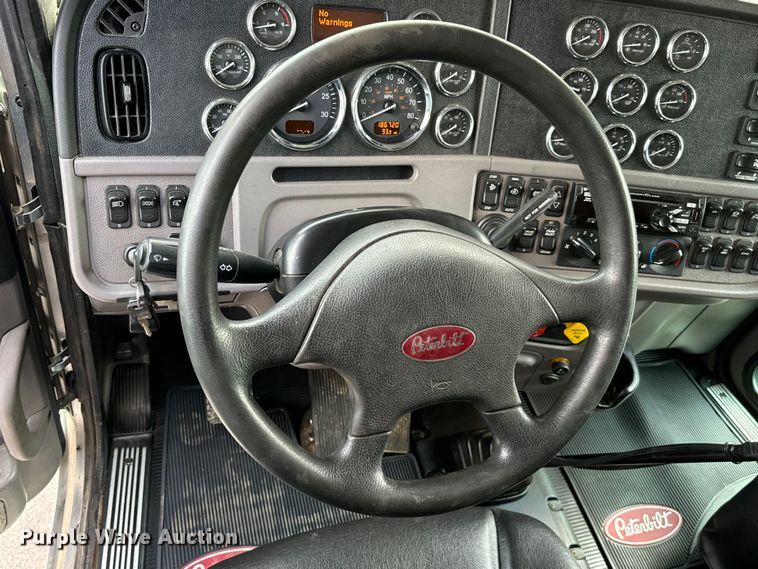 image for item NQ9676 2021 Peterbilt  389 semi truck