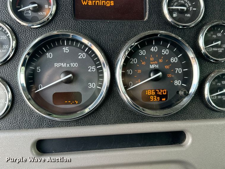 image for item NQ9676 2021 Peterbilt  389 semi truck