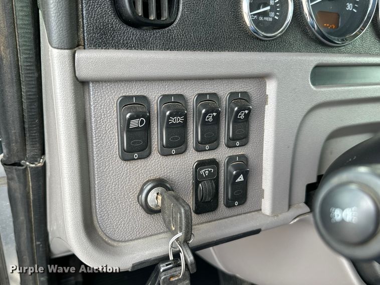 image for item NQ9676 2021 Peterbilt  389 semi truck