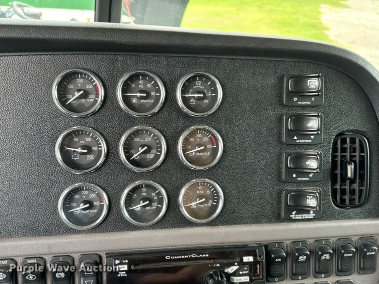 image for item NQ9676 2021 Peterbilt  389 semi truck