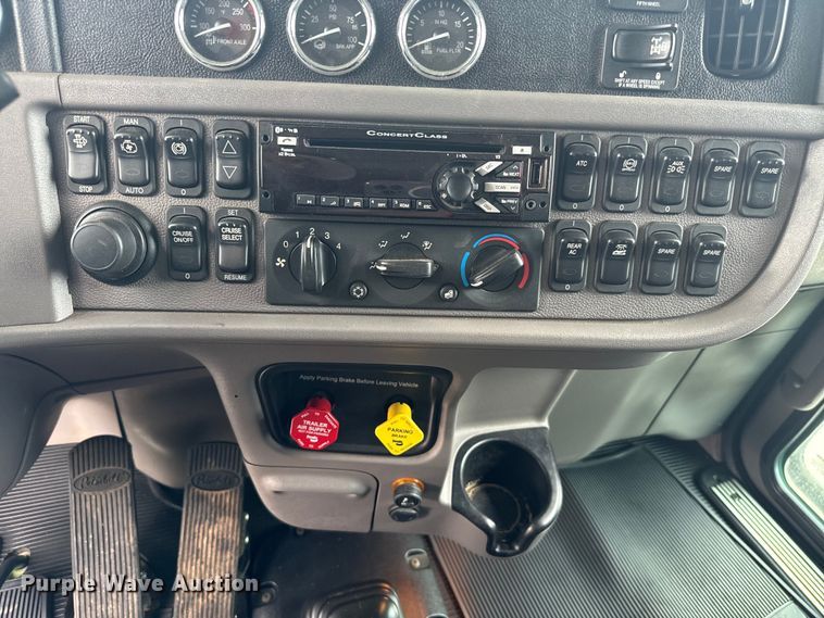 image for item NQ9676 2021 Peterbilt  389 semi truck