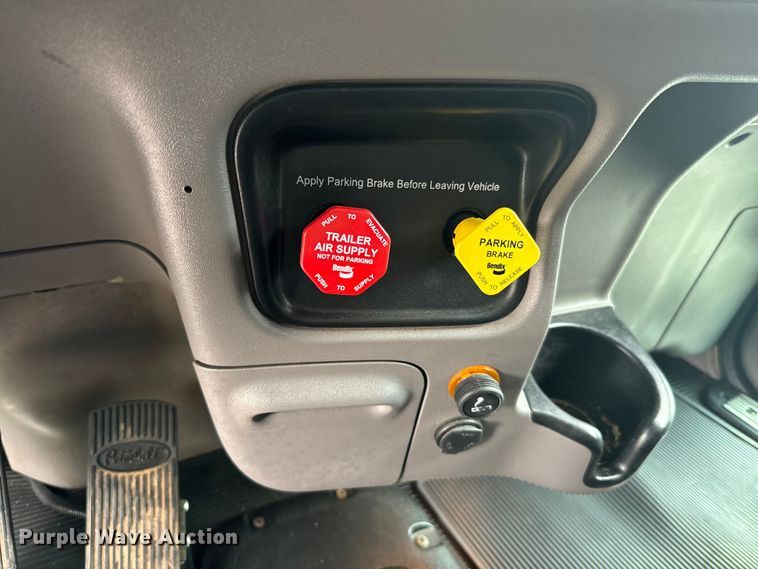 image for item NQ9676 2021 Peterbilt  389 semi truck