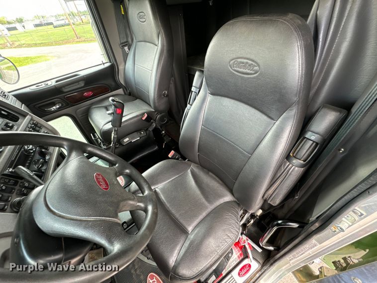 image for item NQ9676 2021 Peterbilt  389 semi truck