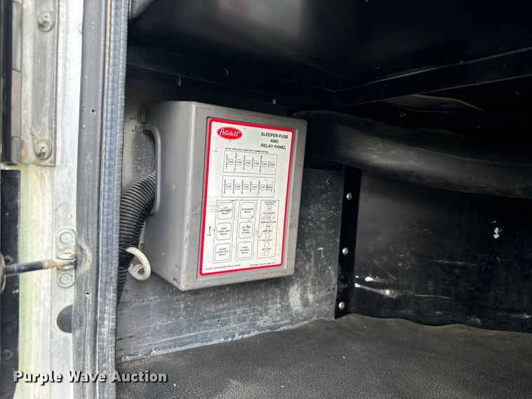 image for item NQ9676 2021 Peterbilt  389 semi truck