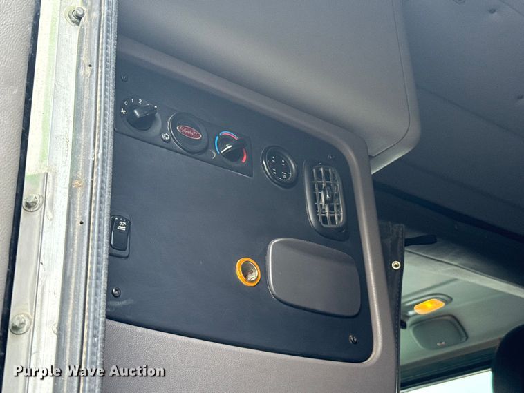 image for item NQ9676 2021 Peterbilt  389 semi truck