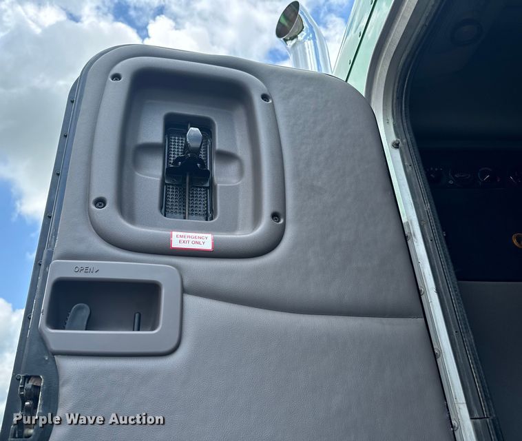 image for item NQ9676 2021 Peterbilt  389 semi truck