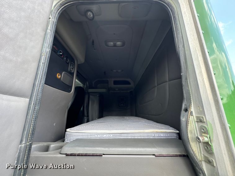 image for item NQ9676 2021 Peterbilt  389 semi truck