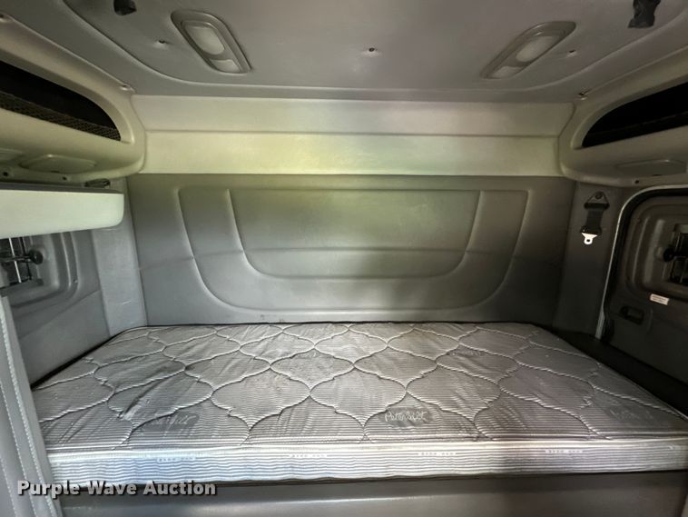 image for item NQ9676 2021 Peterbilt  389 semi truck