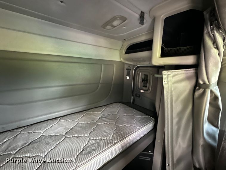 image for item NQ9676 2021 Peterbilt  389 semi truck