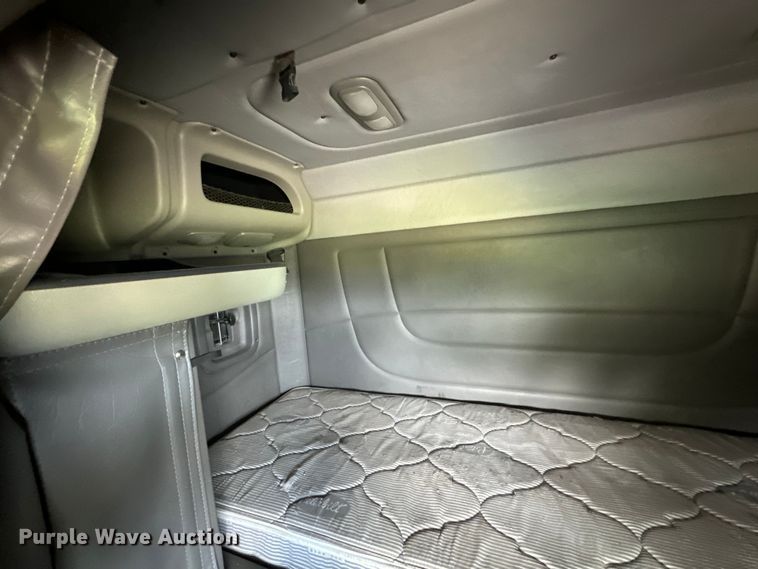 image for item NQ9676 2021 Peterbilt  389 semi truck