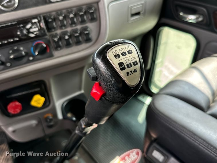 image for item NQ9676 2021 Peterbilt  389 semi truck