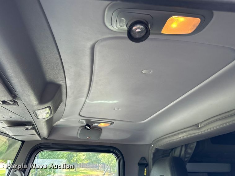 image for item NQ9676 2021 Peterbilt  389 semi truck