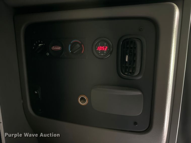 image for item NQ9676 2021 Peterbilt  389 semi truck