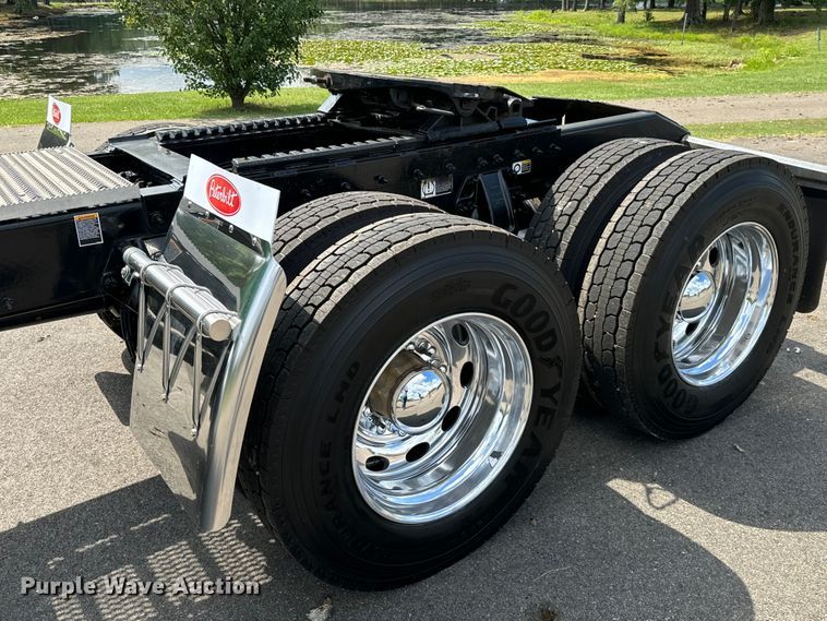 image for item NQ9676 2021 Peterbilt  389 semi truck