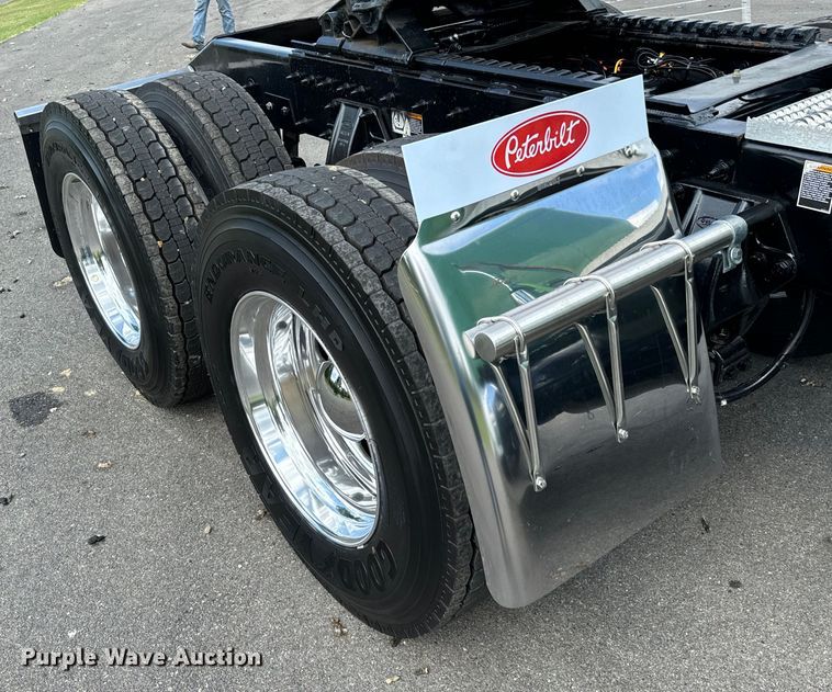 image for item NQ9676 2021 Peterbilt  389 semi truck