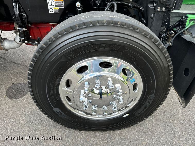 image for item NQ9676 2021 Peterbilt  389 semi truck