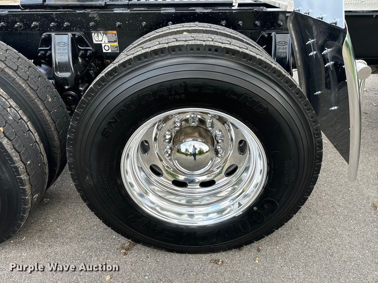 image for item NQ9676 2021 Peterbilt  389 semi truck