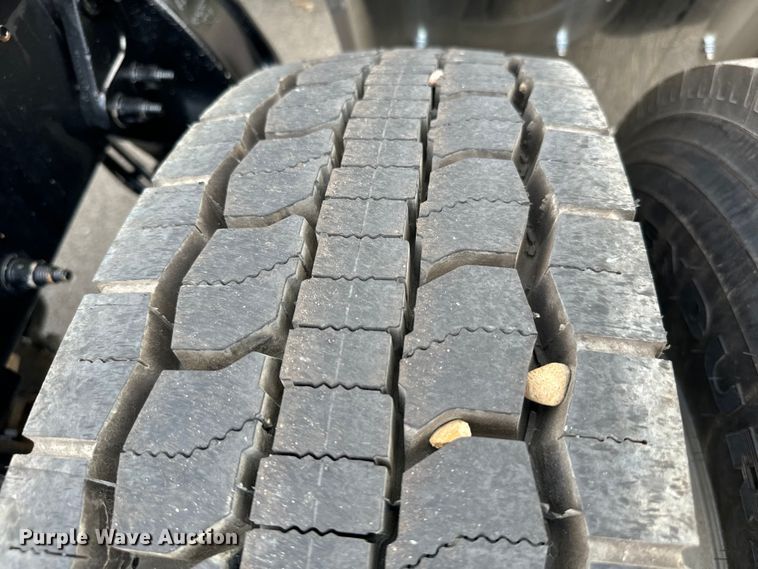 image for item NQ9676 2021 Peterbilt  389 semi truck