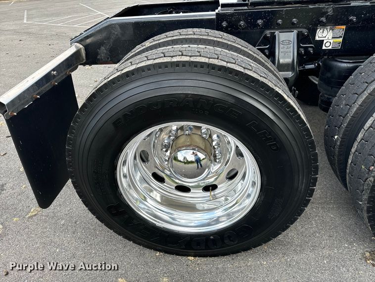 image for item NQ9676 2021 Peterbilt  389 semi truck