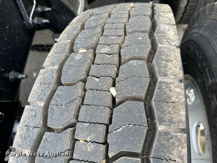 image for item NQ9676 2021 Peterbilt  389 semi truck