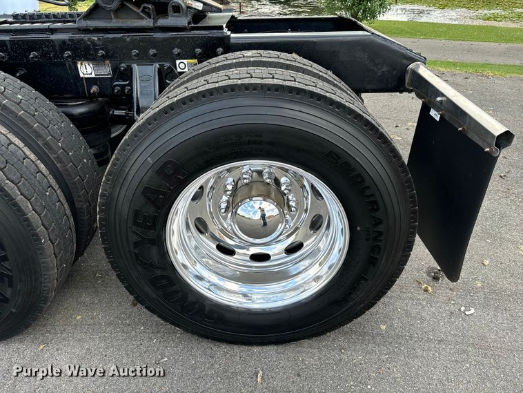 image for item NQ9676 2021 Peterbilt  389 semi truck