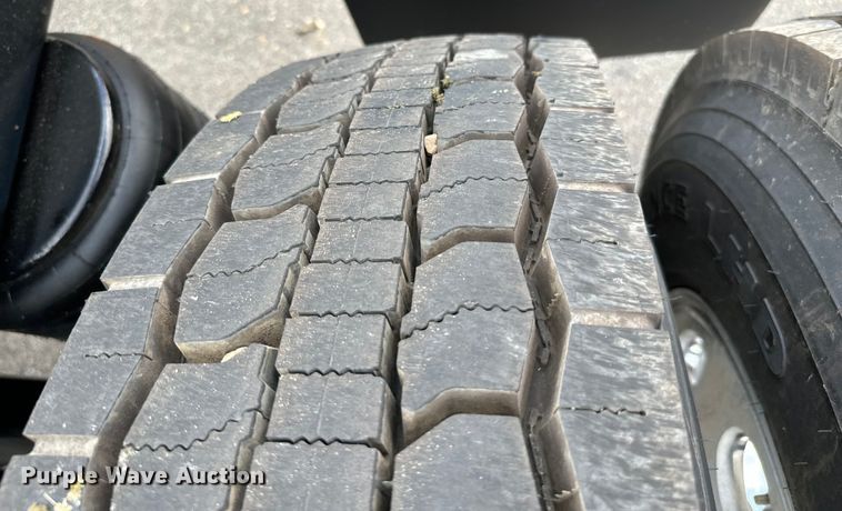 image for item NQ9676 2021 Peterbilt  389 semi truck