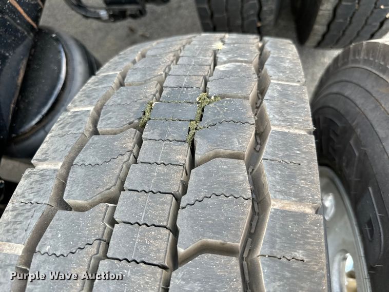 image for item NQ9676 2021 Peterbilt  389 semi truck