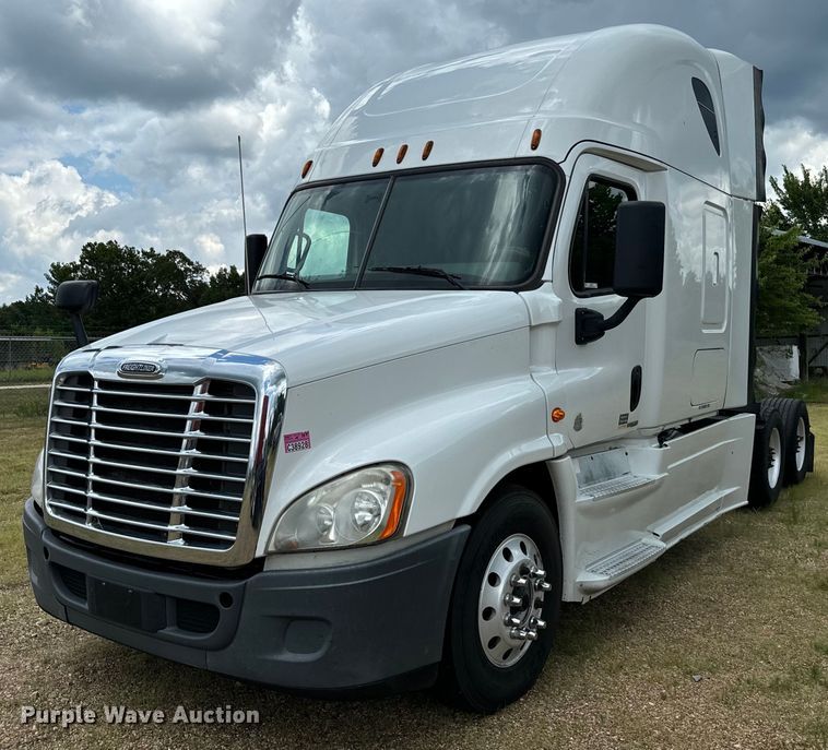 image for item NQ9678 2016 Freightliner  Cascadia 125 semi truck