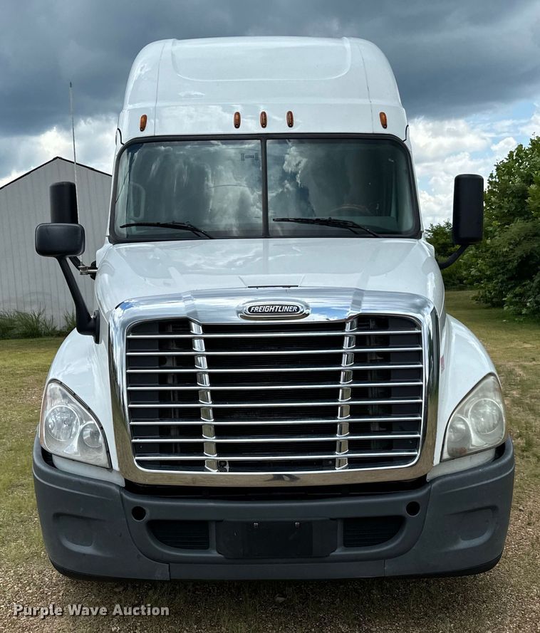 image for item NQ9678 2016 Freightliner  Cascadia 125 semi truck