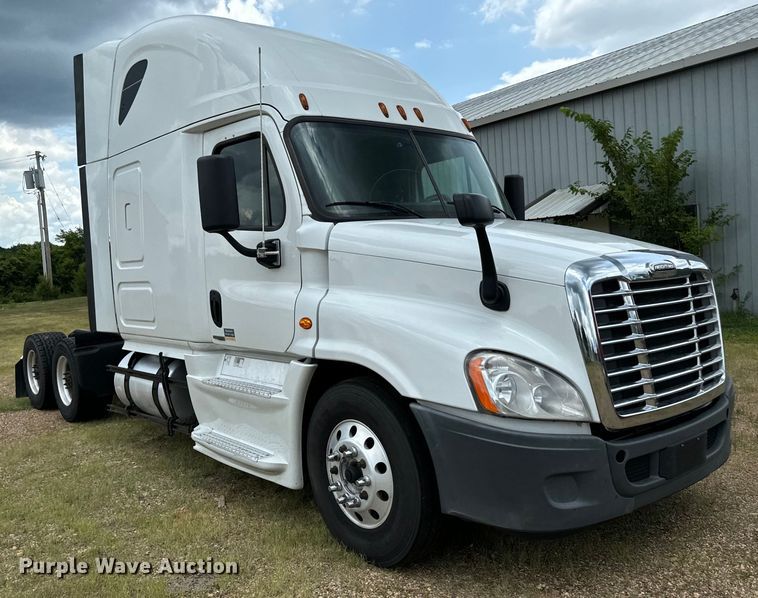 image for item NQ9678 2016 Freightliner  Cascadia 125 semi truck