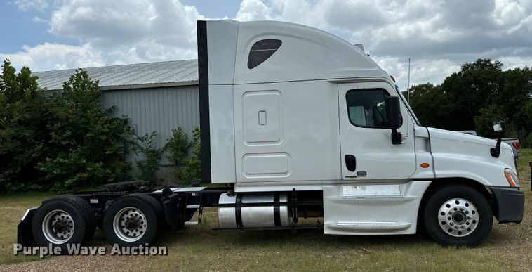 image for item NQ9678 2016 Freightliner  Cascadia 125 semi truck