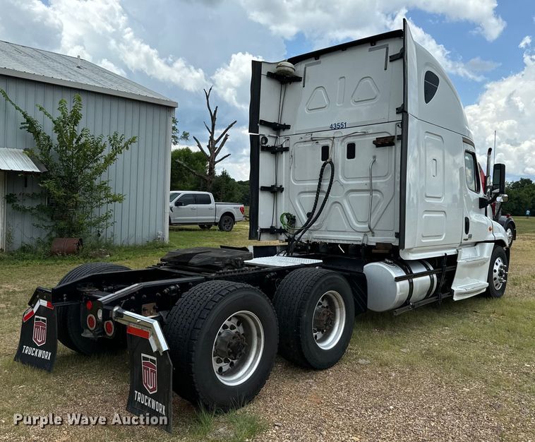 image for item NQ9678 2016 Freightliner  Cascadia 125 semi truck