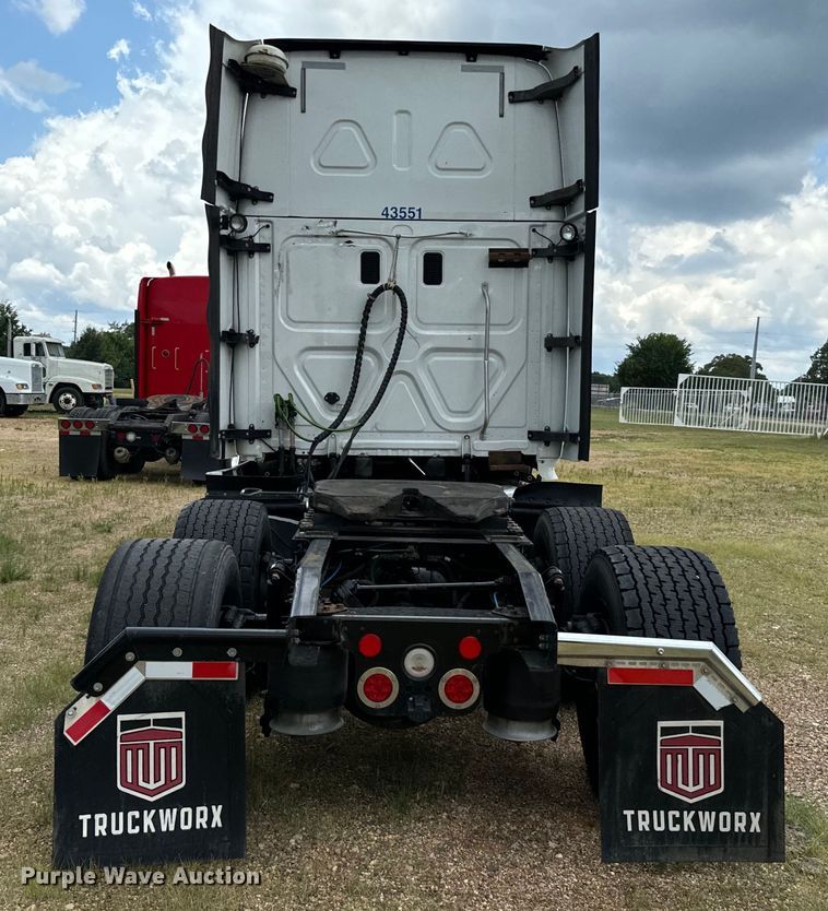 image for item NQ9678 2016 Freightliner  Cascadia 125 semi truck