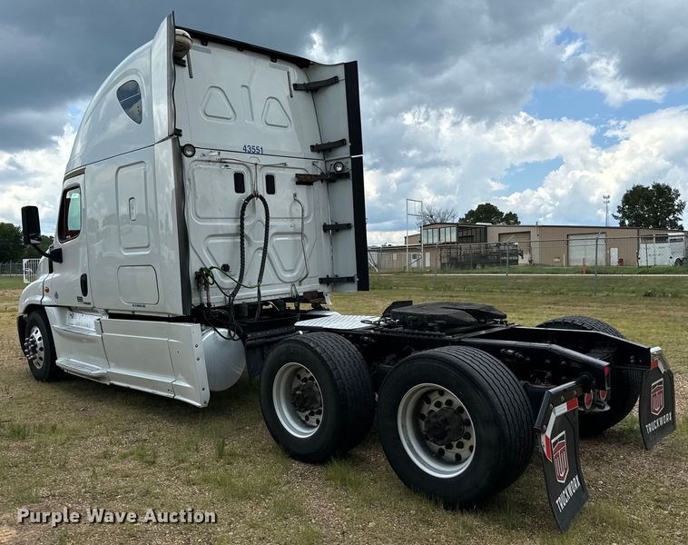 image for item NQ9678 2016 Freightliner  Cascadia 125 semi truck