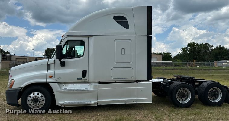 image for item NQ9678 2016 Freightliner  Cascadia 125 semi truck