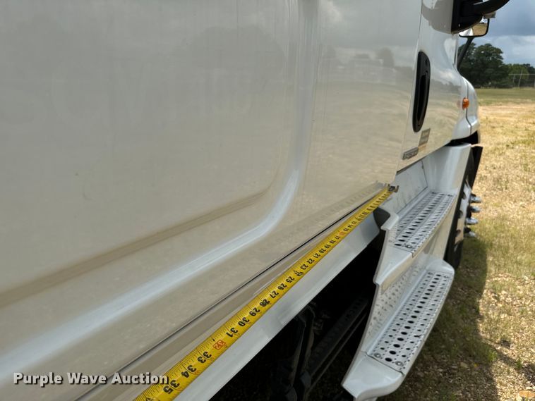 image for item NQ9678 2016 Freightliner  Cascadia 125 semi truck