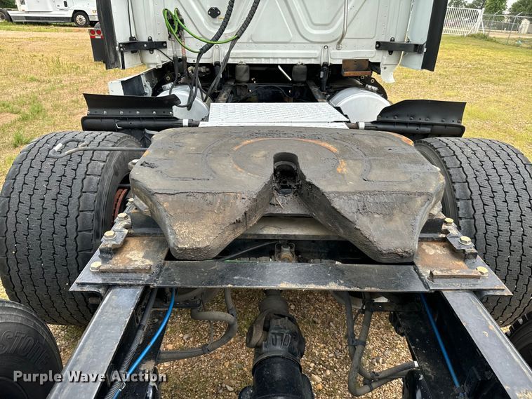 image for item NQ9678 2016 Freightliner  Cascadia 125 semi truck