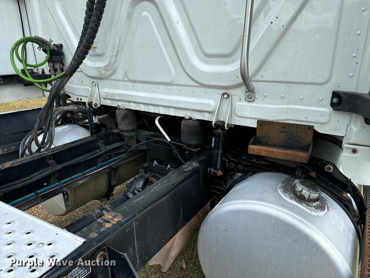 image for item NQ9678 2016 Freightliner  Cascadia 125 semi truck