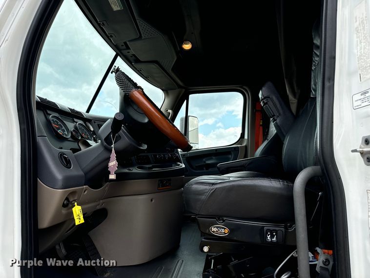 image for item NQ9678 2016 Freightliner  Cascadia 125 semi truck