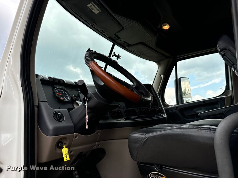 image for item NQ9678 2016 Freightliner  Cascadia 125 semi truck