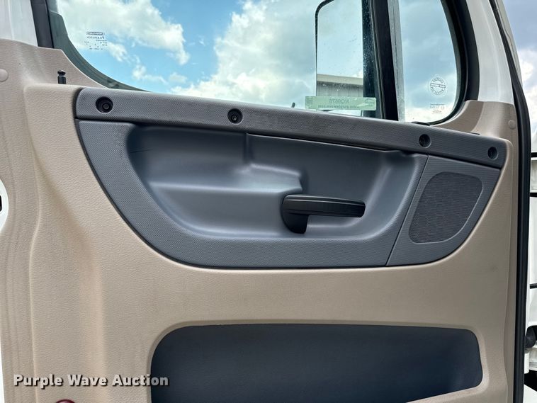 image for item NQ9678 2016 Freightliner  Cascadia 125 semi truck