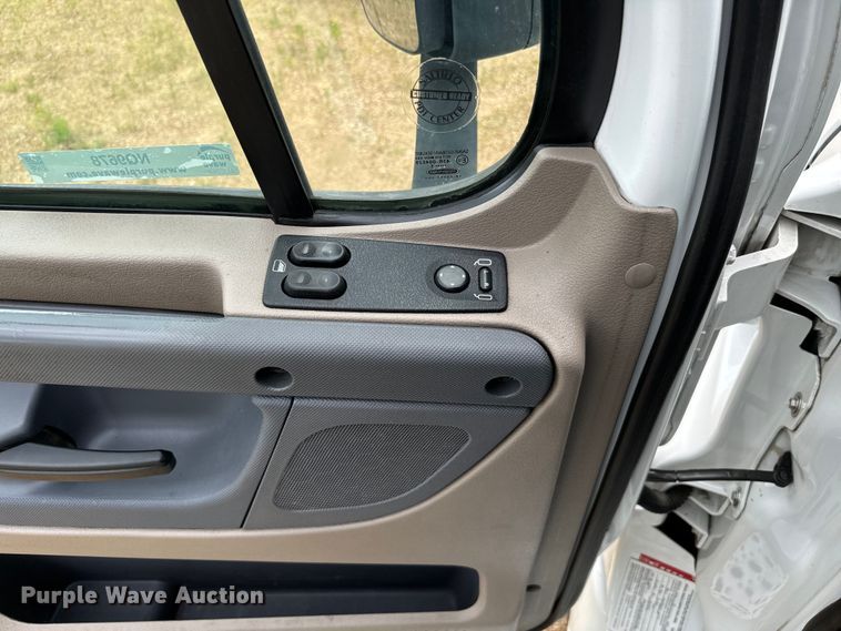 image for item NQ9678 2016 Freightliner  Cascadia 125 semi truck