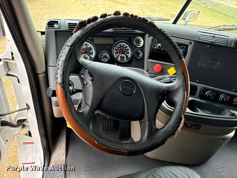 image for item NQ9678 2016 Freightliner  Cascadia 125 semi truck