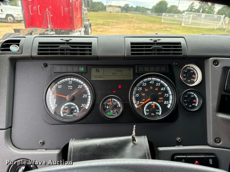 image for item NQ9678 2016 Freightliner  Cascadia 125 semi truck