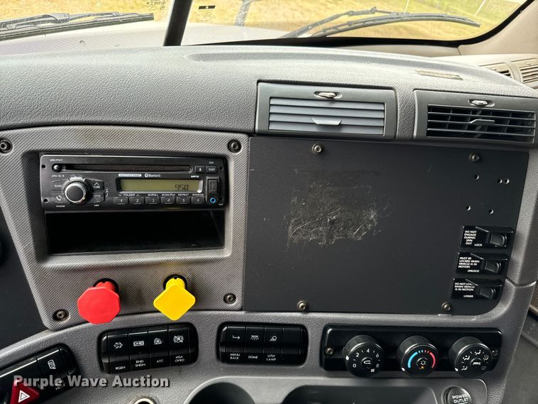 image for item NQ9678 2016 Freightliner  Cascadia 125 semi truck