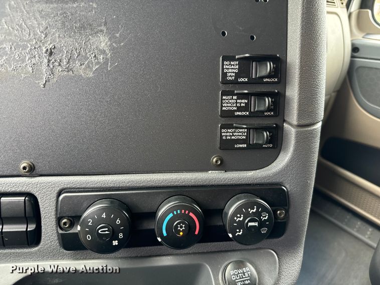 image for item NQ9678 2016 Freightliner  Cascadia 125 semi truck