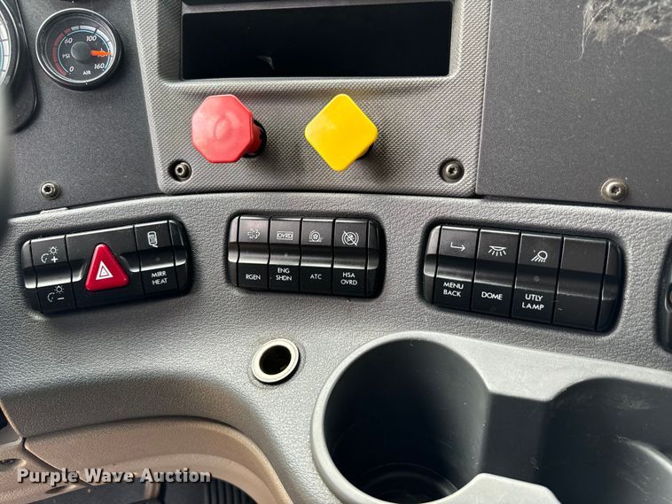 image for item NQ9678 2016 Freightliner  Cascadia 125 semi truck